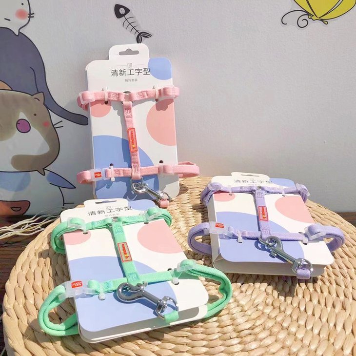 商品紹介やさしいパステルカラーが愛らしい、猫用ハーネスとリードのセット。淡いピンクやグリーン、パープルの色合いが、お散歩姿をかわいく彩ります。スペック【サイズガイド】共通：ベルト幅 10mm / リード長さ 130cm Sサイズ：首回り 14～22cm / 胸回り 22～32cm / 参考体重 約1～4kg Mサイズ：首回り 22～32cm / 胸回り 32～50cm / 参考体重 約4～10kg 【カラーバリエーション】グリーン ピンク パープル 【セット内容】猫用H型ハーネス本体 × 1 共色リード（長さ130cm） × 1 【備考】※首回り・胸回りを正しく測ってからお選びください。注意事項・海外製品につき、サイズや色味に若干の個体差がある場合がございます。・手作業による採寸のため、多少の誤差はご了承ください。・輸入時期や製造ロットにより、同じ柄でも色味やサイズに違いが生じる場合がございます。・モニターや撮影環境により、実際の商品の色と若干異なる場合がございます。・海外製品につき、日本製品より縫製が甘い、若干の汚れ等ある場合がございます。・ご注文後、在庫切れや入荷遅延が生じることがございますので、余裕をもってご注文ください。・使用時の破損や事故等につきましては責任を負いかねます。・輸入品の為、輸送の際に生じるキズ・汚れ・箱潰れがある場合がございますが新品です。・サイズ・重量は、多少の誤差が生じる場合がございます。・あくまで画像はイメージですので、商品改良の為パッケージや一部仕様が少し変更になる場合もございます。・お使いのブラウザや設定により、画像と実際の商品との若干の色の違いが生じる場合がございます。・海外製品につき、糸のほつれ・ゆがみ・縫製の甘さ等がございます。ご理解の上、ご購入をお願いいたします。