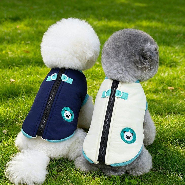 商品紹介ネイビーとアイボリーに水色の縁取りを合わせた、犬用ウェアです。中央のファスナーラインと背中のワッペンが、すっきりした印象をつくります。スペック【サイズ・スペック】・XSサイズ：胸回り32cm / 背丈20cm / 首回り23cm・Sサイズ：胸回り37cm / 背丈25cm / 首回り26cm・Mサイズ：胸回り42cm / 背丈30cm / 首回り29cm・Lサイズ：胸回り47cm / 背丈35cm / 首回り32cm・XLサイズ：胸回り52cm / 背丈40cm / 首回り35cm※海外生産・手作業採寸のため、±1～3cmの誤差が生じる場合があります。注意事項【注意事項】・海外製品につき、サイズや色味に若干の個体差がある場合がございます。・手作業による採寸のため、多少の誤差はご了承ください。・輸入時期や製造ロットにより、同じ柄でも色味やサイズに違いが生じる場合がございます。・モニターや撮影環境により、実際の商品との色味が異なる場合がございます。・海外製品につき、日本製品より縫製が甘い、若干の汚れ等ある場合がございます。・ご注文後、在庫切れや入荷遅延が生じることがございますので、余裕をもってご注文ください。・使用時の破損や事故等につきましては責任を負いかねます。・輸入品の為、輸送の際に生じるキズ・汚れ・箱潰れがある場合がございますが新品です。・サイズ・重量は、多少の誤差が生じる場合がございます。・あくまで画像はイメージですので、商品改良の為パッケージや一部仕様が少し変更になる場合もございます。・お使いのブラウザや設定により、画像と実際の商品との若干の色の違いが生じる場合がございます。・海外製品につき、糸のほつれ・ゆがみ・縫製の甘さ等がございます。ご理解の上、ご購入をお願いいたします。