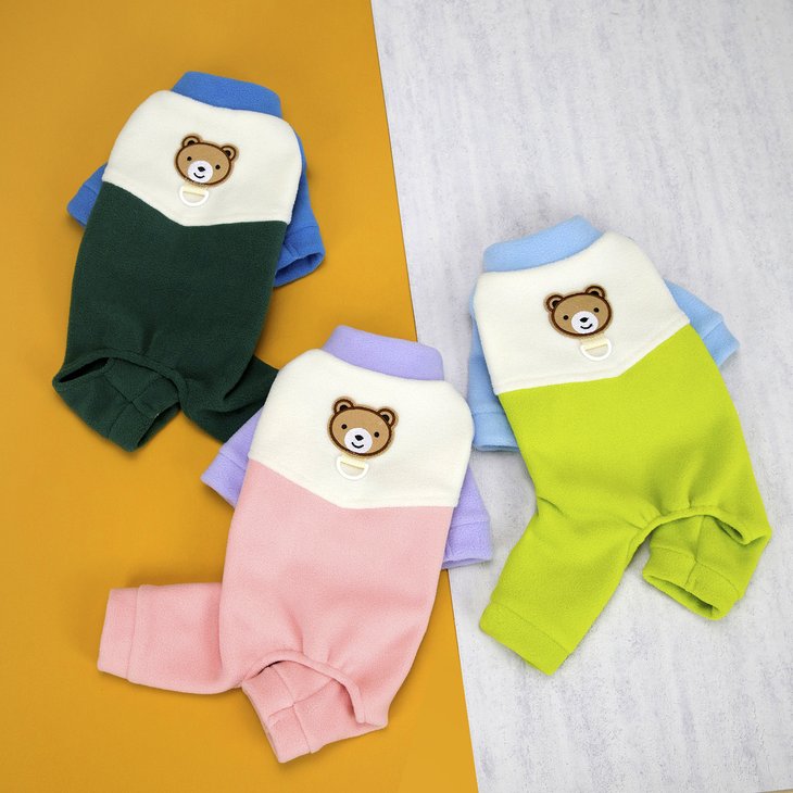 商品紹介ブルー・ピンク・ライムなどのカラーブロックが目を引く犬用ウェアです。胸元の白いパネルとくまのワッペンが、かわいらしいポイントになっています。スペック【サイズ・スペック】・XSサイズ：胸回り32cm / 背丈20cm / 首回り23cm・Sサイズ：胸回り37cm / 背丈25cm / 首回り26cm・Mサイズ：胸回り42cm / 背丈30cm / 首回り29cm・Lサイズ：胸回り47cm / 背丈35cm / 首回り32cm・XLサイズ：胸回り52cm / 背丈40cm / 首回り35cm※海外生産・手作業採寸のため、±1～3cmの誤差が生じる場合があります。注意事項【注意事項】・海外製品につき、サイズや色味に若干の個体差がある場合がございます。・手作業による採寸のため、多少の誤差はご了承ください。・輸入時期や製造ロットにより、同じ柄でも色味やサイズに違いが生じる場合がございます。・モニターや撮影環境により、実際の商品との色味が異なる場合がございます。・海外製品につき、日本製品より縫製が甘い、若干の汚れ等ある場合がございます。・ご注文後、在庫切れや入荷遅延が生じることがございますので、余裕をもってご注文ください。・使用時の破損や事故等につきましては責任を負いかねます。・輸入品の為、輸送の際に生じるキズ・汚れ・箱潰れがある場合がございますが新品です。・サイズ・重量は、多少の誤差が生じる場合がございます。・あくまで画像はイメージですので、商品改良の為パッケージや一部仕様が少し変更になる場合もございます。・お使いのブラウザや設定により、画像と実際の商品との若干の色の違いが生じる場合がございます。・海外製品につき、糸のほつれ・ゆがみ・縫製の甘さ等がございます。ご理解の上、ご購入をお願いいたします。