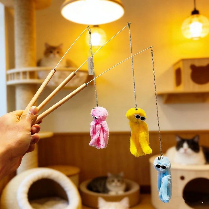 商品紹介ころんとしたタコさんモチーフが愛らしい猫じゃらし。ピンク・ブルー・イエローのぬいぐるみ飾りに、鈴を添えたデザインです。スペック【タイプ】タコ型ぬいぐるみ付き猫じゃらし【棒長】約45cm／【吊りひも】約45cm【カラー】ピンク、ブルー、イエロー【仕様】鈴入り、木製ハンドル注意事項・海外製品につき、サイズや色味に若干の個体差がある場合がございます。・手作業による採寸のため、多少の誤差はご了承ください。・輸入時期や製造ロットにより、同じ柄でも色味やサイズに違いが生じる場合がございます。・モニターや撮影環境により、実際の商品の色と若干異なる場合がございます。・海外製品につき、日本製品より縫製が甘い、若干の汚れ等ある場合がございます。・ご注文後、在庫切れや入荷遅延が生じることがございますので、余裕をもってご注文ください。・使用時の破損や事故等につきましては責任を負いかねます。・輸入品の為、輸送の際に生じるキズ・汚れ・箱潰れがある場合がございますが新品です。・サイズ・重量は、多少の誤差が生じる場合がございます。・あくまで画像はイメージですので、商品改良の為パッケージや一部仕様が少し変更になる場合もございます。・お使いのブラウザや設定により、画像と実際の商品との若干の色の違いが生じる場合がございます。・海外製品につき、糸のほつれ・ゆがみ・縫製の甘さ等がございます。ご理解の上、ご購入をお願いいたします。