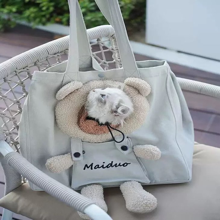 商品紹介くまさんと一緒にお出かけ気分♪ くまの顔から愛猫がひょっこり顔を出せる、遊び心あふれる手提げキャリーです。前面にはポケットを備え、ふわふわとしたくまモチーフが目を引くデザイン。お出かけの時間を、写真に残したくなるかわいらしいひとときに彩ります。スペック【サイズ】約35×35cm【素材】キャンバス【対象】猫【仕様】手提げ式 / 前ポケット付き / くまモチーフの顔出し開口部 / 内側金具付き注意事項・海外製品につき、サイズや色味に若干の個体差がある場合がございます。・手作業による採寸のため、多少の誤差はご了承ください。・モニターや撮影環境により、実際の商品と色味が異なって見える場合がございます。・ご使用前に持ち手や金具に異常がないかご確認ください。・猫を入れたまま長時間放置せず、移動中は様子を確認しながらご使用ください。