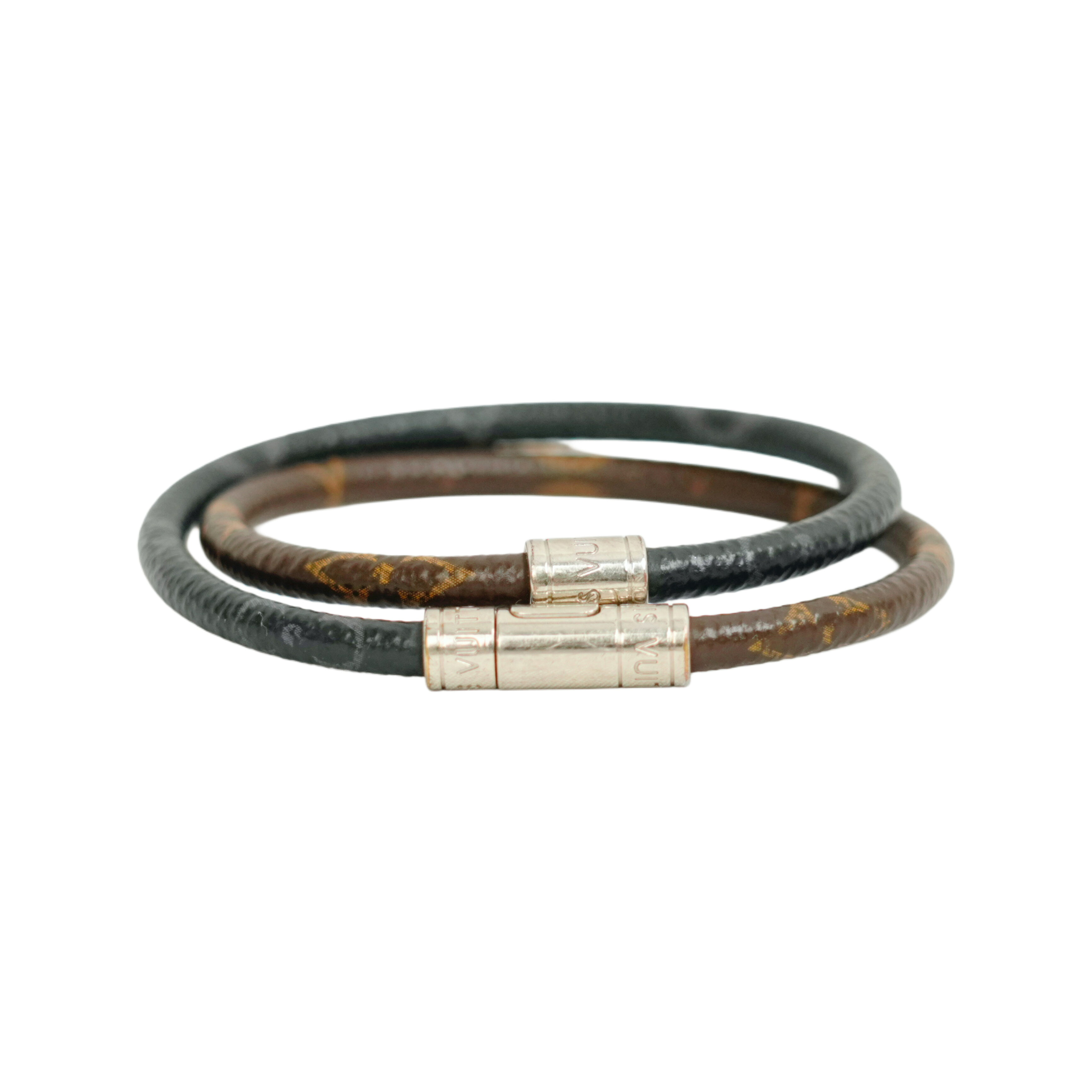 ブランド / BRANDLOUIS VUITTON商品名 / PRODUCT NAMEモノグラム エクリプス ブレスレットM6555E商品番号 / ITEM NUMBER13193255シリアルナンバー / SERIAL NUMBER-サイズ / SIZE腕周り:16.5cm 幅:0.7cmカラー / COLORブラウン グレーシルバー素材 / MATERIALモノグラムキャンバス付属品 / INCLUSION-コンディション / CONDITIONランク：AB（軽度の使用感があり、小キズや薄汚れが見られます。比較的にきれいな商品です。）状態：-ブランドヒストリー / BRAND HISTORY1854年創業のラグジュアリーブランド。上質な素材と機能美を備えた製品は、バッグ・アパレル・小物など多岐にわたり、中古市場でも圧倒的な人気を維持しています。備考 / NOTES※当店の商品は原則中古品になり、商品状態については出来る限り詳細な表記を心がけておりますが、些少な汚れ・シミ等多少の誤差はご了承ください。お客様理由によるご返品・イメージと異なる理由でのご返品などはお受け致しておりません。商品に関してご不安・ご不明点等ございましたら、事前にお問い合わせの程お願い致します。※モニターの発色により実際と異なる場合があります。ランクコンディション説明（日 / 英）N新品・未使用品です。付属品がすべて揃っている場合もあります。Brand-new and unused item. All accessories may be included.S使用感がほとんどなく、展示や保管によるわずかな微細ダメージのみの非常に綺麗な商品です。Almost no signs of use. Very beautiful condition with only minimal storage or display-related wear.Aわずかな使用感がありますが、目立つキズや汚れはなく、全体的に状態の良い商品です。Slight signs of use, but no noticeable damage. Overall in good condition.AB軽度の使用感があり、小キズや薄汚れが見られます。比較的にきれいな商品です。Light signs of use with minor scratches or stains. Still relatively clean overall.Bキズや汚れなど使用感が見られますが、日常使用に支障はありません。Visible signs of use such as scratches and stains, but fully functional for daily use.