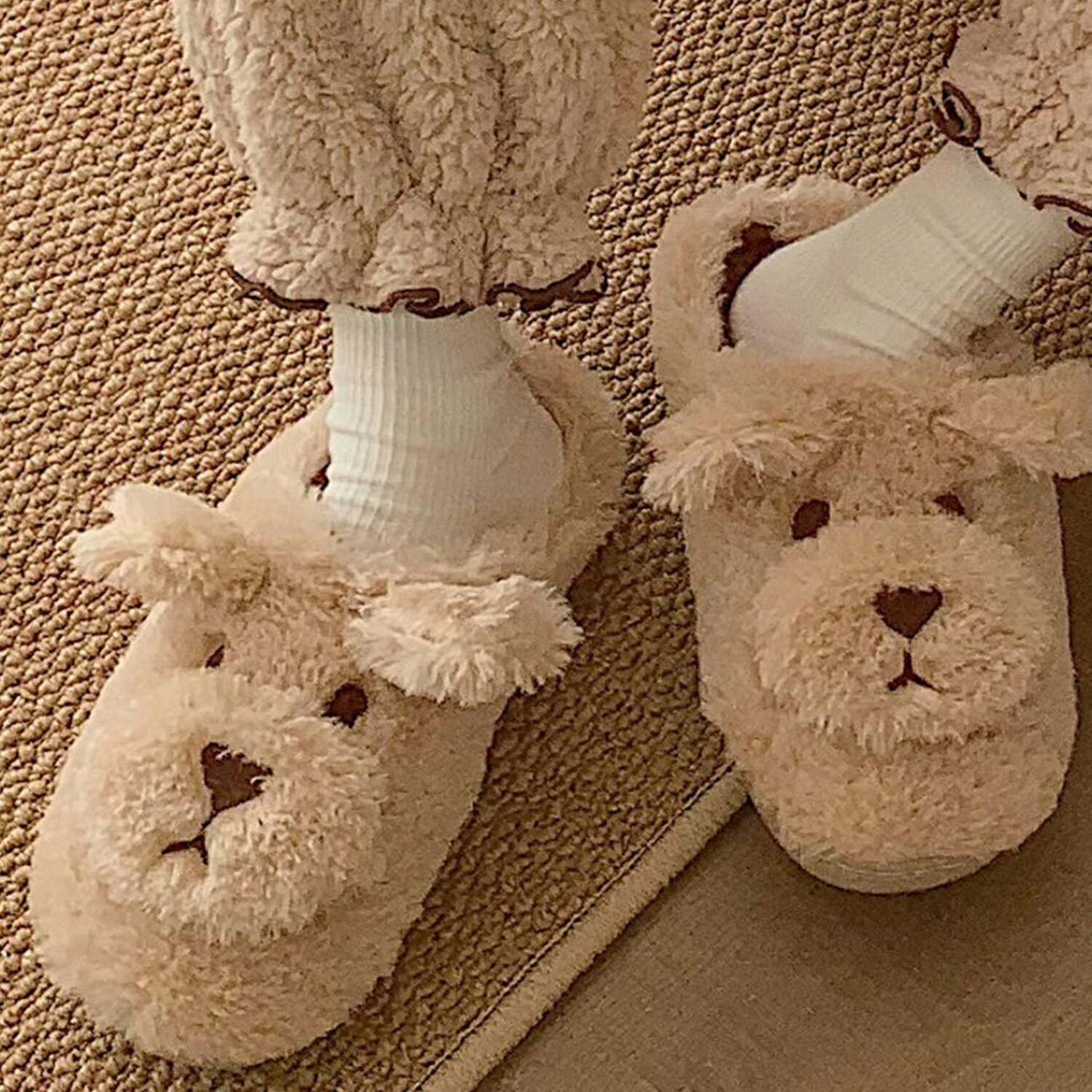 【クーポンで20%OFF!!】スリッパ もこもこ ルームシューズ イヌ 犬 ぬいぐるみ 室内履き 内履き 家庭用 可愛い 韓国ライク ふわふわ もこもこスリッパ ファー 内ボア 柔らかい 暖か あったか 【もこもこ犬デザインスリッパ】のサムネイル