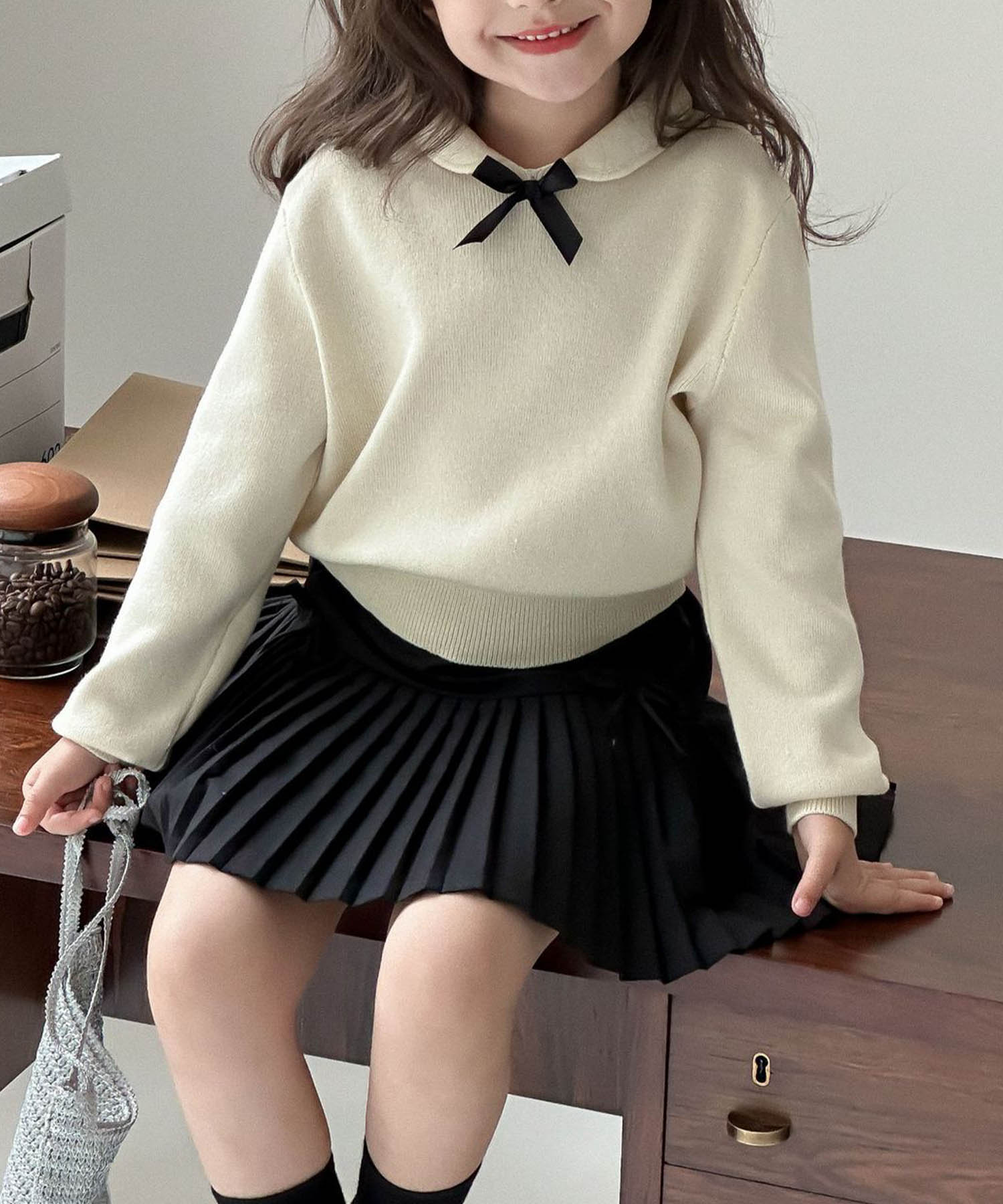 メーカー希望小売価格はメーカーカタログに基づいて掲載しています詳細 均等に整ったプリーツが上品で洗練された印象を与えるミニスカート動くたびに美しく揺れ、大人見えするアイテムです。シンプルながらもさりげないリボンが子どもらしい可愛らしさをプラスします。カジュアルにスウェットやニットを合わせたカジュアルなスタイルはもちろん、ブラウスやシャツ、ベストを合わせたフォーマルな装いにも♪ 商品名：【aimoha-KIDS-】リボン付きミニプリーツスカート 品番：molmm85097a カラー：ブラック，グレー 素材:ポリエステル80%レーヨン20% 原産国:中国 【実寸】 90:スカート丈23 ウエスト42 100:スカート丈25 ウエスト44 110:スカート丈27 ウエスト46 120:スカート丈29 ウエスト48 130:スカート丈30 ウエスト50 140:スカート丈31 ウエスト52 150:スカート丈32 ウエスト54