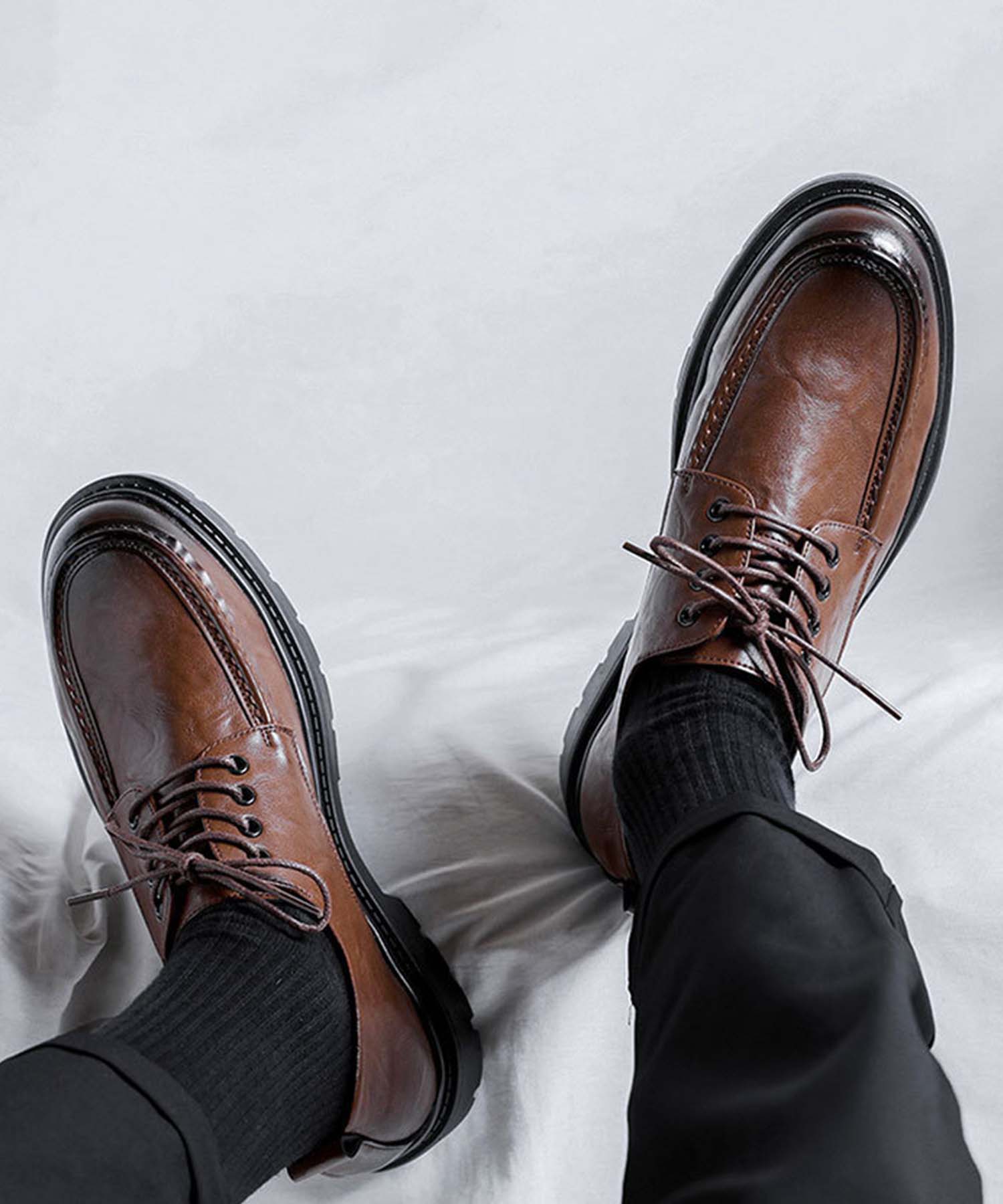 [2025SS SHOES 365 NEW] メンズ ラウンドトゥ ビジネス革靴 洗練されたブラウンの革素材と耐久性に優れたソールが特徴で、フォーマルからカジュアルまで幅広いシーンに対応します。日常使いに適した履き心地で、ビジネスシーンでの活躍間違いなしの一足【CR】