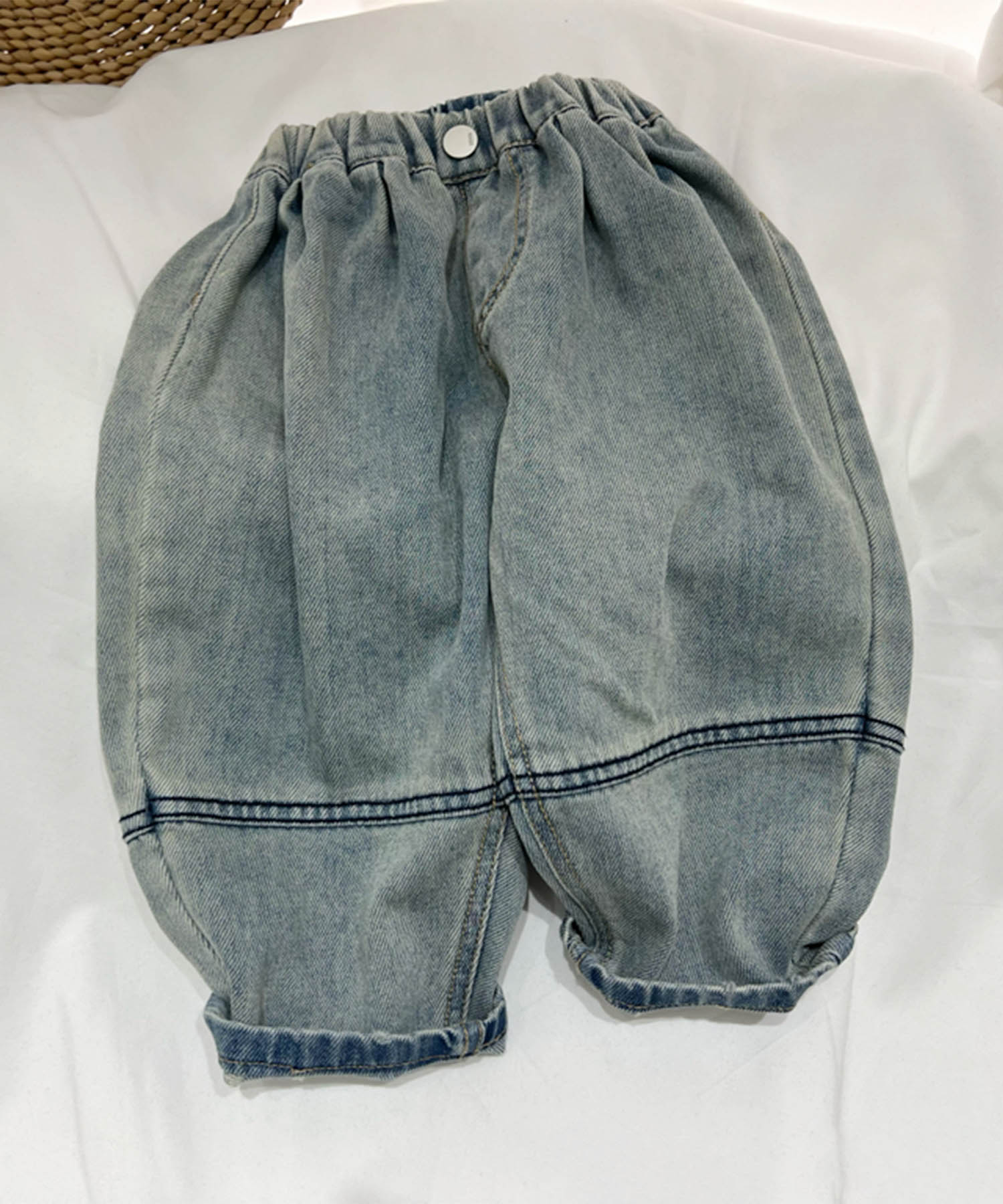 メーカー希望小売価格はメーカーカタログに基づいて掲載しています詳細 ふんわりとしたバルーンシルエットが特徴的なキッズデニムパンツ。ユニークなステッチがアクセントになり、シンプルながらも個性を感じるデザインです。裾部分はゴム仕様で、可愛らしい...