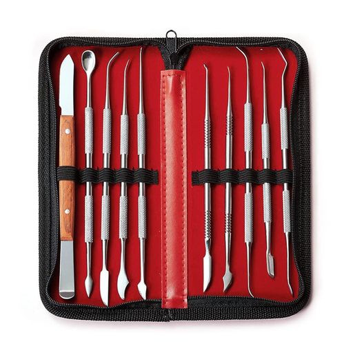 【パッケージ内容】ヘラ*10、収納ケース(長さ20.3cmx幅8.5cmx厚み2.5cm)*1。 【素材】ヘラは高品質ステンレスを採用し、さびにくくて使用後のお手入れにも楽々! 【滑り止めデザイン】ハンドル部分に滑り止め加工がされており、造形の繊細な作業も疲れにくく作業性が大幅にアップできます。 【使用便利】ヘラは1本2形状、計10本20種類の異なる刃先で、様々なデザインを彫刻するのに簡単です。 【広い適用】初心者からプロまでご利用可能で、陶芸・粘土・石粉粘土・プラモデルやフィギュア制作・カッティング・結合剤塗りなど幅広く適用します。