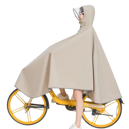 前丈124cm、後丈106cm、側丈99cmの計算されたロング丈設計。自転車のカゴまで覆うことができ、足元までしっかり雨から守ります。適応身長は160cm〜200cmと幅広く、ゆったりとしたシルエットでリュックを背負ったままの着用も可能です。 表面には高透膜複合技術を採用したポリエステル素材を使用し、テント並みの耐水圧10000mmH2Oを実現。さらに、透湿指数10472g/(m2・24h)と高い通気性を備えており、大雨をしっかり防ぎながらも、ウェア内のムレやベタつきを軽減し、長時間の着用でも快適な着心地を保ちます 広い視界を確保する高解像度の防曇クリアバイザーを搭載。雨で顔が濡れるのを防ぎ、安全な運転をサポートします。また、ポンチョの裾全体に反射テープを配置しており、夜間や悪天候時でも車からの視認性を高め、安全な外出を約束します。 首元はボタンと内側の防水プラケットの二重構造になっており、襟元からの雨の侵入を徹底的にブロック。さらに、フードの後ろにはマジックテープが付いており、頭のサイズに合わせてフィット感を自由に調整可能です。