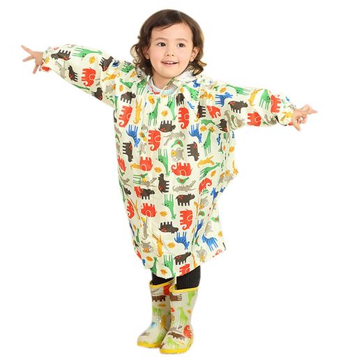 おしゃれでシンプルさを追求した、男の子にも女の子にも似合う、色鮮やかでかわいいレインコートです。 ●【通園・通学に】雨の日の保育園や幼稚園、小学校への通学にぴったり!お気に入りのレインウェアで、雨の日のお出掛けが一段と楽しくなります! ●【防水機能up~!!!】ボタンの下は、しっかりとしたファスナーが付いているので、防水機能アップ。袖口はゴムが入っているので、雨が入りにくい仕様です!フードが透明なので、フードをかぶっていてもまわりが良く見えます!透明バイザーも付いているので、雨水が顔にかかりにくい8分音符 ●背中はランドセル対応。普段は留めて通常のレインコートとして、リュック着用時は留め具を外してリュックの上からレインコートを羽織れます。◎共布の携帯用収納ポーチ付:急な雨でもサッと着やすい8分音符 収納便利8分音符 星(塗り潰し)ご注意点星(塗り潰し) 星(塗り潰し)デザイン及び仕様については改良のために予告なくデザインや仕様を変更する場合がございますので、ご了承ください星(塗り潰し)※平置きして測定した実寸です。表記と異なる場合が御座います星(塗り潰し)