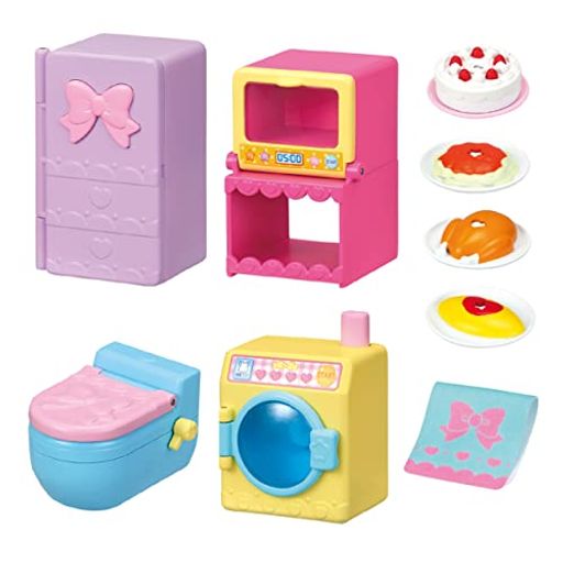 ポケットメルちゃんハウス用家具 対象年齢:3歳以上 セット内容:れいぞうこ、レンジ、トイレ、せんたくき、タオル、たべものパーツ(ケーキ、パスタ、チキン、オムライス) ※お人形は含まれません。 ポケットメルちゃんのおうち遊びにぴったりの家具と家電のセット。電池不使用。せんたくきはボタンを押すとくるくるまわるよ。たべものいっぱい。れいぞうこにたくさんしまえるよ。※お人形は含まれておりません。