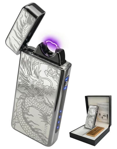 ✨【着火の常識を変える、広角プラズマライタ】 従来の狭いクロスアーク(双電弧)とは異なり、COMANYIは開口部の広いシングルアークを採用しました。これにより、接点が広く、太めのお香やキャンドルの芯、アウトドアでの着火対象にもスムーズに接触します。風速に影響されない強力なアークライター技術は、キャンプやBBQなどの強風下でも確実に機能します。汚れが溜まりにくく、メンテナンスが容易なのも大きな特徴です。 ✨【指紋さえも美しく見せる、鏡面亜鉛合金ボディ】 重厚感のある亜鉛合金を贅沢に使用し、宝飾品のようなPVD鏡面加工を施しました。プラスチック製にはない、手に吸い付くような100gの程よい重量感と、冷んやりとした金属の質感が所有欲を満たします。シンプルでミニマルなデザインは、ライター おしゃれなアイテムとして、ビジネスシーンやパーティーでも洗練された印象を与えます。まさに大人のためのEDC(Everyday Carry)ツールです。 ✨【"見える"安心感、LED残量表示&amp;Type-C急速充電】 側面に配置された4つの高輝度ブルーLEDが、バッテリー残量をリアルタイムで可視化します。