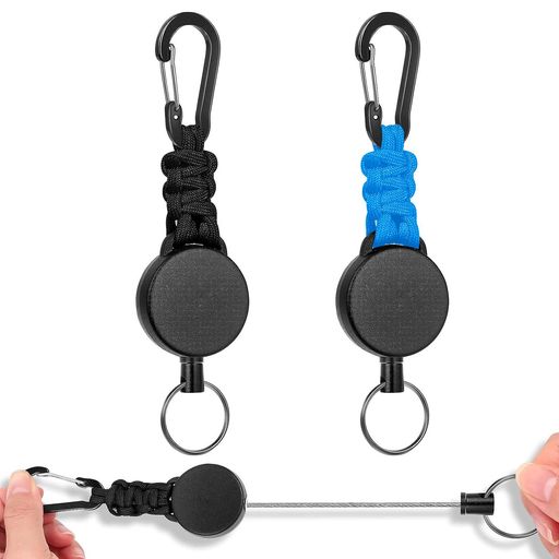 【巻き取り式スチールコード】セット内容:2個セット、カラー:ブラック+ブルー、巻き取り式キーホルダー2本セットには、最大60cmまで伸ばせるステンレススムースPVCコーティングスチール製の直径1mmスチールコードが内蔵されています。 内蔵された強力なスプリングは250gの荷重に耐えることができ、毎日のニーズに応えます。(ご注意:ご購入前にサイズにご注意ください、この商品のサイズは大きい方です。) 【耐久性と安全性】巻き取り式キーホルダーは、耐腐食性のコーティングされた金属リング、引き裂きに強いパラシュートコード、ABS素材のバッジホルダー、内蔵の弾性バネとスチールケーブルで作られています。 軽量で耐久性があり、錆びたり変形したりしにくく、アウトドア活動に最適です。 【柔軟で便利】キーチェーンはベルト、バックパック、キーホルダーに簡単に掛けることができます。 当社のキーホルダー巻き取り式チェーンは最大60cmの長さがあるので、バッグやベルトからキーホルダーを取り外すことなく、簡単に鍵やカードにアクセスできます。 鍵やカードの紛失を防ぎます。