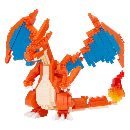 「進化を超える進化!」メガシンカポケモンのメガリザードンXがポケナノに登場! ポケナノ「RS」は、斜めやフラットのパーツを多用し、ナノブロックのあらゆる表現方法を駆使してポケモンを再現したラインです。 青い炎、特徴的な翼など、メガリザードンXの特徴を全てブロックのみで再現しています。 「NBPM_R13 メガリザードンY RS」も同時発売。