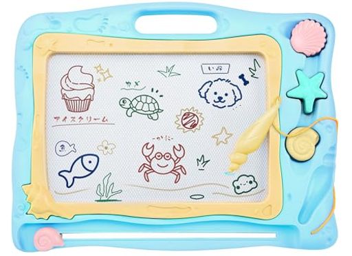 晴れマーク【広々画面で思い切り描ける軽量ボード】約40x31cmの十分な広さで、お子様の自由な発想を存分に表現。画面いっぱいに描く楽しさを体験できます。大きい画面ながら軽量設計のため、お子様自身でも楽に持ち運べ、おうち時間はもちろん、外出先でも場所を選ばずお絵かき遊びが楽しめます。 晴れマーク【デザインと色彩で創造力を刺激】優しいマカロンカラーのボードに、赤・緑・黄・青の4色でお絵かきが楽しめます。カラフルな色彩遊びが自然と色への認識力を育むのはもちろん、貝殻やヒトデをかたどった海のマグネットスタンプが、創造の世界をさらに広げます。お子様の好奇心と想像力を存分に引き出す、遊び心いっぱいのデザインです。 晴れマーク【片付けが学べる、清潔でエコな設計】レバーをスライドするだけで画面が簡単に消え、お子様自身でお片付けが完了。これにより「できた!」という達成感と自立心を育みます。何度でも繰り返し使えるので経済的。インクや水を使わないため、手や服を汚す心配がなく、後片付けの手間もいらない、親子ともに安心で便利な設計です。