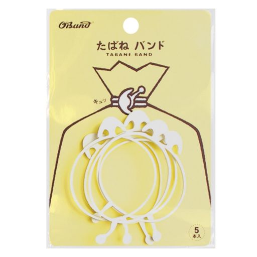 輪ゴムサイズ: #18x3mm 内径44.5mm / 折径70mm / 切幅3mm / 厚さ1.1mm 内容量: 5本入り/袋 色: ホワイト ( 白色 ) 配線コード、充電器のコード、クラフトバンドなどの結束にオススメです。 留めたいところで、巻きつけ引っ掛けるだけで留まります。 長い物の真ん中や円径( ドーナツ状 )の物でも結束できます。