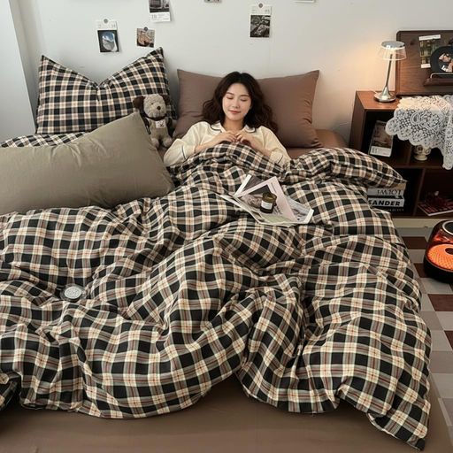 【肌触りの良さと快適性】こちらの布団カバーセットは、ポリエステル素材を採用しています。洗いを重ねるごとに素材がより柔らかくなり、肌に触れる感触が驚くほどなめらかで優しいです。心地よい眠りをサポートする通気性に優れ、一年中快適にお使いいただけます。朝目覚めたとき、この極上の肌触りに、思わず顔をうずめたくなる幸福をぜひ体験してください。 【インテリアの主役に。レトロでおしゃれなチェック柄】 クラシックで飽きのこないレトロチェック柄は、ベッドルーム全体の雰囲気をぐっと引き立てます。シンプルな部屋にもアクセントとしてよく映え、画像のようにお気に入りの小物や家具と合わせれば、こだわりあるおしゃれな空間が完成します。 【.季節を問わず快適。ポリエステルの心地良さを一年中】 ポリエステルが持つ適度な通気性と保温性で、春夏はサラッと爽やか、秋冬はほどよい温もりを保ちます。画像の温かい照明や毛布と合わせれば冬もぽかぽか、季節に合わせた寝具と組み合わせて一年中快適にお使いいただけます。 【使い勝手の良さ】面倒なシーツのずれやめくれにサヨナラできる、便利な「ボックスシーツタイプ」です。