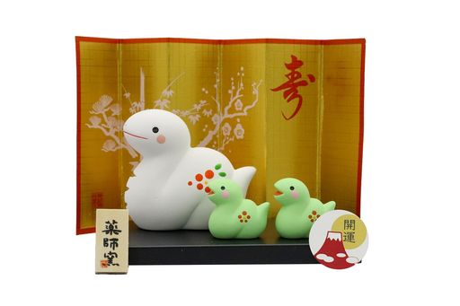 サイズ:(親)高さ6.5cmx横巾7cmx奥行4cm (子)高さ各3cmx横巾各3cmx奥行各2cm 2025年の干支です。良き年を迎える為に縁起の良い干支飾り。飛躍の年になりますように。 開運シールが化粧箱に貼付してあります。