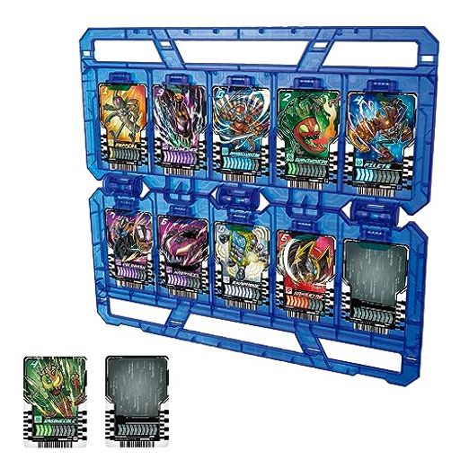 『仮面ライダーガッチャード』より、 カードを100枚収納可能!「DXガッチャンコレクションパネル」が登場! パネルを閉じるとケースに変形!ライドケミートレカ専用の収納ケースです。 持ち運び可能&amp;コレクションも楽しめます。 ライドケミートレカが2枚付属します。 (C)2023 石森プロ・テレビ朝日・ADK EM・東映
