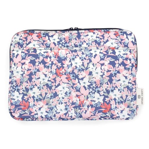 ■Floret フローレット:イングリッシュガーデンをイメージしたアパレルコレクションのプリントとして誕生した水彩画タッチのフローラルプリント。繊細な色合いの花々が散りばめられています。 軽量コンパクトで持ち運べるおしゃれなパソコンケースです。パソコンを保管するカバーとしてお部屋に置いてもインテリアとしても素敵ですね。 ビジネスにもカジュアルにも活用できて、お手持ちのバッグにもスマートに収まるインナーケース。生地の表面には、水を通さず汚れにくいビニールコーティング仕様です。 内側にはやわらかいクッション性のある素材を使用しているため、外面からの軽い衝撃を吸収し、ほこりやキズなどから守ってくれます。 両方向から開閉ができるダブルファスナーにより、パソコンの出し入れがとってもスムーズ。マウスやコードなども一緒に持ち運びが出来る大きめの前ポケットや、USBメモリーやイヤホンなどの小物の保管にも便利な内ポケット付きです。