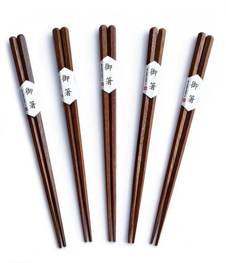 ✔木箸セット:5膳セット 長さ:約22.5cm ✔すべらない箸:持ち手の形状:六角 先の形状:四角 ✔食洗機対応:食洗機対応でお手入れが簡単、清潔に保てます。 ✔多用途箸セット:家族用、来客用、アウトドアや業務用にもぴったりの箸セット。 ✔天然素材:このお箸セットは無塗装で、木目を生かした仕上げですので、安心してお使いいただけます。