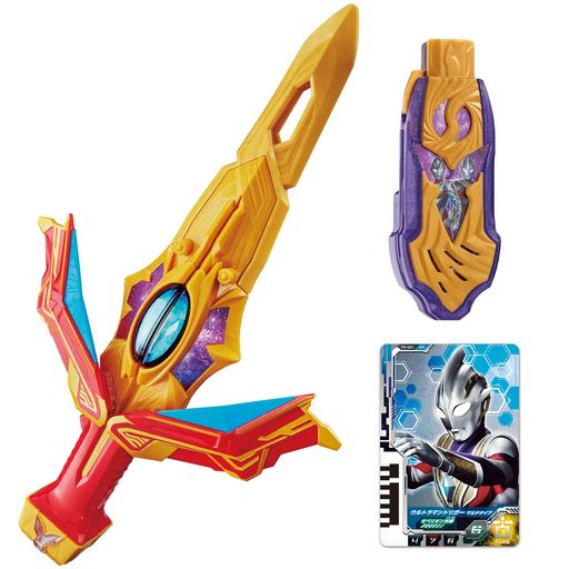 『ウルトラマンデッカー』より、「DXウルトラデュアルソード」が登場! ウルトラマンデッカーとウルトラマントリガーが2人で使用するアイテムです。「デッカーモード」と「トリガーモード」の2モード変形!それぞれで音声が切り替わります。 また、ウルトラディメンションカード&amp;ガッツハイパーキーと互換するW連動システムを搭載! 付属のウルトラデュアルキーをセットすると必殺技モードが起動し、カードをリードして必殺技を発動! さらに、特定の複数枚を連続スキャンするとコンボ技が発動します。