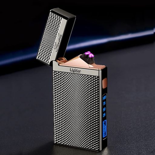 【より良い品質】ダブルアークを搭载してライターです。LEDディスプレイ付きので、バッテリーの残量は一目瞭然!美しい音付き、蓋を開けるとピアノのような美しい音がします。私たちは、たばこだけでなく、誰もが楽しいライターを所有できると信じています。 【USB充電式エコライター】プラズマ着火型ライターはガス、オイルの補充の必要がありません。ガス臭やオイル漏れの心配もありません。USB充電式なので簡単にPCやアダプタで充電できます。充電時間の目安約1~2時間(環境により異なります) 【オシャレなギフト】 安全で耐久性のある高品質の亜鉛合金と耐熱セラミックプレートを使用して、エレガントなギフトボックスとデータケーブル(ボックスの下)が付いているので、友達、誕生日、愛する人、家族などへのプレゼントに最適です。それに防災用品としても適しています。 【LEDディスプレイ付き】ダブルアークを搭载してライターです。LEDディスプレイ付きので、バッテリーの残量は一目瞭然!美しい音付き、蓋を開けるとピアノのような美しい音がします。私たちは、たばこだけでなく、誰もが楽しいライターを所有できると信じています。