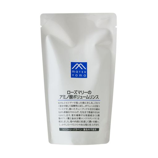 石けんシャンプーで洗った後にきしむ髪を中和して、ボリュームを保つリンスの詰替用です。開いたキューティクルを引き締め、傷みやすい毛先まで指通りなめらかにします。 髪を整え潤いを与えるために、髪の主成分であるケラチンのアミノ酸組成に近い11種類のアミノ酸と、アミノ酸代謝物を配合。水分を保持し補修する効果を高めます。 植物性有用成分として髪に吸着して保護膜をつくり、弾力(ハリ・コシ)を与える「加水分解エンドウタンパク」を配合。 【香り】ローズマリーとパチョリ精油の深みのあるハーブの香り 【不使用成分】シリコーン・パラベン・着色料