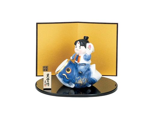 商品サイズ(cm):H8.5 加工:染付上絵仕上 材質:磁器 商品説明:桃太郎を端午の節句で飾るのは、桃太郎の持つ力強さや健やかな身体はもちろんですが、頭の良さや、鬼ヶ島に向かった勇気、そして犬やキジや猿を従えた人望を兼ね備えた人(男の子)になって欲しいという願いがこめられているためです。その他にも、鬼を退治したということから、災厄から身を守るという意味も含まれているそうです。 製品仕様:商品は全て手作りのため、色合いや質感が実際の商品とは多少異なる場合がございます。