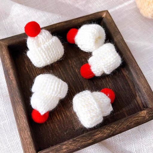 【パッケージの内容】:10個ニット小さなクリスマス帽子(白)、サイズ:4.5*3CM。 【上質のニット】上質のニット素材で作られており、ふんわりとして触り心地が良いです。変形や色褪せしにくく、長期間使用できます。は家族や友人への理想的なパーティーギフトやクリスマスギフトです。 【多機能用途】DIY手作り、クリスマス装飾包装、の装飾、その他の用途に適しています。クリスマスツリーの装飾、クリスマスデコレーション、ミニ帽子アクセサリー、ギフトタグ、手工芸品などの作成に使用でき。 【ミニニット帽子】ミニ帽子アクセサリー、クリスマスツリーの飾り物を作ることができます。はボトル、ミニスノーマン、小さなおもちゃなどの装飾に最適です。は可愛くてクリスマスの雰囲気が満載で。家の装飾でも商業装飾でも、優れた装飾効果が得られます。ご家庭、学校、オフィス、店舗など様々なシーンの装飾に適しています。クリスマス、正月、その他のお祭りの装飾や手工芸品に特に適しています。