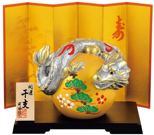 サイズ:高さ8x幅10.5x奥行8.7cm 素材:陶器 2024年の干支です。良き年を迎える為に縁起の良い干支飾り。飛躍の年になりますように。