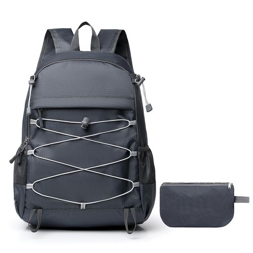 【驚異の220g &amp; 大容量サイズ】約40x30x15cmの大容量でありながら、わずか約220gという超軽量設計を実現した登山リュック。500mlのペットボトルよりも軽く、通勤・通学から登山まで、身体への負担を最小限に抑える理想的なリュックサックです。 【専用ケース不要の折り畳み機能】本体自体が約31x20x2cmの超薄型サイズに折り畳める折り畳みリュック。専用の収納袋は必要なく、簡単なステップでコンパクトになり、バッグ中に常に予備バッグとして携帯できます。 【整理整頓に優れた収納システム】15.6インチPC収納可能なメインポケットを中心に、全6ポケットを備えた機能的なバックパック。水筒や傘を立てるサイドポケット、小物整理に便利なフロント・背面ポケットなど、分類収納で効率的です。 【アウトドア対応の拡張性】ゴムひも拡張機能と登山杖固定ストラップを装備した登山リュック。ハイキング時は両手を解放し、衣服やタオルの追加収納も可能で、アウトドアシーンの利便性を大幅に高めます。 【高耐久撥水素材で全天候対応】高密度撥水加工と優れた耐磨耗性を併せ持つ素材を使用。