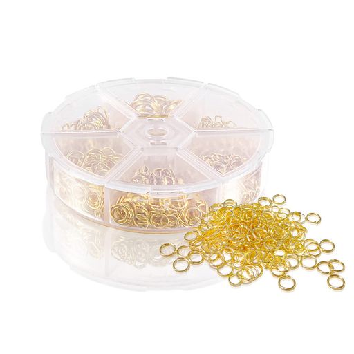 【キレイな見た目&amp;嬉しい大容量】細工により、丸カンの表面は滑らかで金属の質感も素晴らしいです。カット面もきれいで、繋ぎ目がピッタリです。合計約880個/箱の大容量で、人数の多いDIY教室や手芸活動にピッタリし、大量に使いたい時にも、作った手芸用品をアクセサリーに仕立てたいときにも便利です。&amp;ご注意:グラム単位での計量となるため、ロットごとに数・重量に誤差が発生する場合がございます。生産ロットによって色が異なる場合がございますので、予めご了承ください。 【使いやすい6サイズ&amp;手作りにぴったり】丸カンはハンドメイドのアクセサリーや手作りアイテムの基本金具で、汎用性抜群のアクセサリーパーツです。また、6種類のサイズを用意しておりますので、細かい作業に使いやすい金具セットです。セット内容は4mmx300pcs、5mmx200pcs、6mmx150pcs、7mmx100pcs、8mmx80pcs、10mmx50pcsとなっております。さまざまな作り方と使い方もがありますので、お好みに合わせて素敵なハンドメイドの作品をお作りいただけます。