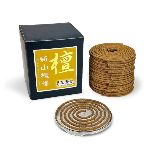 仏壇・供養用 商品仕様: 内容量:渦巻き線香 48巻入(1箱) · 付属品:金属網状香立て 1点 · 燃焼時間:約3.5~4時間/1巻(目安) · サイズ:外径 約6.5~6.8cm オーストラリア新山檀香(入門向け): オーストラリア産新山檀香原料を主に使用し、台湾の伝統的な製香方法で仕上げた渦巻き線香です。香りは軽やかで、日常的に使いやすい檀香系タイプです。 日常のお勤め・静かな香り空間に: 仏壇供養、日々のお勤め、寺院使用、読経、瞑想、茶席、ヨガ、室内の香りづくりなど、幅広い用途に対応します。 ご使用方法(重要): 渦巻き線香は2枚1組で梱包されています。ご使用前にゆっくりと1枚ずつ分けてください。外側の先端に点火し、香立ての中央に設置してください。金属網状香立ての外枠部分に触れると途中で消える場合がありますのでご注意ください。 保管・安全上の注意: 換気の良い場所で使用してください。耐熱性のある香炉・台の上で使用し、可燃物の近くでは使用しないでください。使用中はその場を離れず、火の取り扱いには十分ご注意ください。小児・ペットの手の届かない場所で保管し、高温多湿を避けてください。
