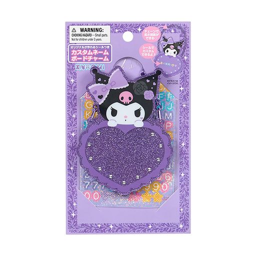 本体サイズ:ボードチャーム:約幅7.5x奥行0.6x高さ10.5cm(※チェーン含まず)シール台紙:約幅7.5x高さ10cm。主な材料・原料:アクリル、ABS樹脂、紙 付属のシールをボードチャームに貼ってカスタマイズを楽しめる。チェーンで長さ調節ができる。シールはキラキラのホログラム仕様。対象年齢3才以上※シールの別売はございません。 (C) 2025 SANRIO CO., LTD. 著作 株式会社サンリオ