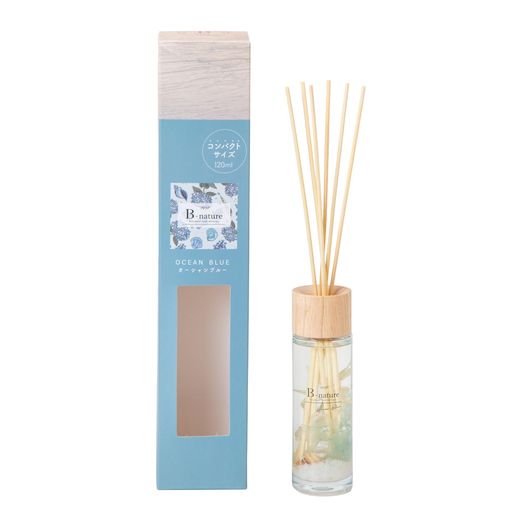 【商品仕様】サイズ:直径5x高さ15.2(リード込み30.7)cm 容量:120ml 主成分:香料、溶剤 中国製 ※芳香期間は約1.5カ月(お部屋の状況や使用方法により異なります) ふわっと自然の息吹をおうちで感じる心地よい香り。長く伸びたリードから居心地のいい香りが空間に広がります。 見た目にも美しい、植物やお花などのハーバリウムが空間に居心地の良さをプラスします。植物は天然のドライフラワーを使用しています。 オーシャンブルー:みずみずしいフローラル系の甘い香りが、優雅で華やかさを演出 120mlとコンパクト。玄関、トイレ、寝室などに置いても邪魔にならないサイズ。