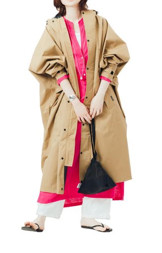 SIZE:Free 着丈:116cm 胸幅:95cm 裾幅:90cm ゆき丈:83cm 日常での使いやすさを重視し、街歩きや自転車運転で便利な機能が満載のレインポンチョです。ユニセックスで着用していただけるよう落ち着いたカラー展開で、雨上がりもアウター感覚で羽織っていただけます。 フルオープンできる前開きファスナーを設置し、脱ぎ着を楽にしました。ゆったりの身幅でリュックを中に背負うこともできるので、急な雨でもさっと着用が可能です(バッグの大きさによっては着用できない場合もございます)。持ち運びに便利な収納袋付きです。 防水性と軽さにこだわったTPU ラミネート加工の素材を使用し、不快な貼りつきを軽減しました。フードには別売りのレインバイザー(V-002レインバイザー)を取り付け可能です。自転車通勤・通学から街歩きまで幅広くお使いいただける1着です。