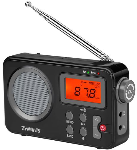 「抜群な受信感度・インジケーターランプ」雑音の少ない、DSPデジタルチューナー。FM/SW用の最長45センチの回転式7段伸縮ロッドアンテナとAM用の内蔵バーアンテナを装備しており、全バンドにおいて高感度に最適な受信をすることができます。チャンネル調整、電源にはそれぞれのインジケーターランプがあり、ユーザーに明確なヒントを与える。 「メモリー可能・音量ツマミ」メモリーチャンネル設定方法: 手動設定、ATS自動設定。AM/FM/短波各20局メモリー。チューニング方法: 周波数上下変更、周波数上下スキャン、メモリーチャンネル上下変更、ATS。また、ボリュームは音量ツマミで調整し、操作が簡単です。 「電源の供給方法・抜群な音質」 単三形乾電池4本にて電源を供給し、長時間に使用できます!外部電源DC5Vに接続可能なので、ご外出する時や家にいる時も便利にご利用いただけます!本体内蔵の3W高音質スピーカは、重低音用のパッシブラジエーターにより小型ながら迫力のある優れた音質を楽しめます。また、ステレオ対応イヤホンジャックを装備しており、周りに気兼ねなくラジオや音楽を聴くこともできます。
