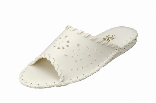 片足重量:約70g/ヒールの高さ:約2.5cm/原産国:日本 甲表素材:合成皮革/底材:合成皮革 ハンドメイドの手編み製法により、足なじみの良いしなやかな履き心地 甲素材に足あたりの優しいソフト合皮を使用/国内自社工場で製造 安全性の高い銀系(Ag+)抗菌剤練り込みの中敷