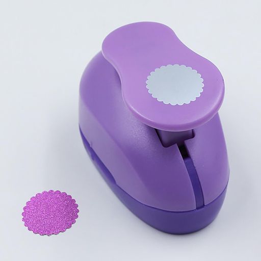 約25mmサイズの図案が一押しで美しく抜けるクラフトパンチ。レバー式構造により軽い力でも安定した打ち抜きが可能で、初心者でも扱いやすい設計です。 対応図案:雪の結晶・菊・桜・丸・星・ハート・波丸・五弁花。本体サイズ:約7x4.2x5.5cm/素材:ABS樹脂+金属刃/本体カラー:ランダム。 アルバム装飾、メッセージカード、色紙、手帳デコ、季節イベントやパーティー準備に最適。ご家庭でのクラフトから、学校や保育施設での製作活動まで幅広く活躍します。 耐久性の高い金属刃とABSボディを採用。切り口がきれいで、紙のズレや歪みを抑え、仕上がりの美しさを保ちます。 ハンドメイド愛好家や文房具好きの方へのギフトにも最適。誕生日や入学準備など、クラフトが好きな方へのプレゼントとしておすすめです。