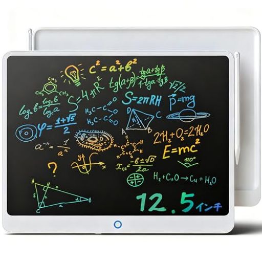 【大画面x超薄デザイン】12.5インチのワイドサイズで、書き込み面は約25x17cm。子どもの自由な想像力を思う存分に表現できます。厚さはわずか5mmの超薄型で、シンプルかつスタイリッシュな外観。軽量で持ち運びやすく、外出先でも快適に使用できます。 【鮮やかで見やすいカラー筆跡】筆跡は黄・緑・青のグラデーションカラーで、太めの線がくっきりと表示されます。筆圧感知機能を搭載し、力の強弱で線の太さが変化。まるで本物の筆のように、文字の筆圧を表現できます。※本シリーズは細かい文字を書くには不向きです。精細な筆跡で書きたい場合は、当店の細字シリーズの電子メモパッドをご利用ください。 【ペン紛失を防ぐ便利な収納設計】右上部に内蔵されたペンホルダーはワンタッチでカチッと固定可能。さらに伸縮性のある防紛失ストラップ付きで、ペンの置き忘れや紛失をしっかり防止します。使いたいときにすぐ取り出せて、収納もスマート。 【目に優しいLCDマットスクリーン】2層構造の柔軟LCDスクリーンを採用。表面の微細なマット加工により、自然光がやさしく反射し、長時間使用しても目が疲れにくい設計です。