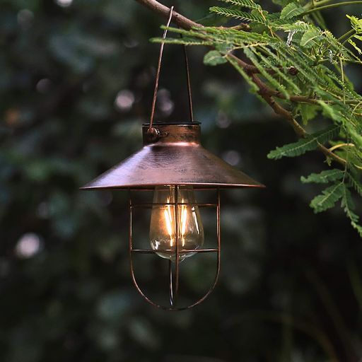 【正しくお使いください】OFFは全閉です。ご使用の際はスイッチを「NO」の位置にしてご使用ください。暗くなると自動で点灯し、電池がなくなると消灯します。充電する際も「ON」の状態で充電してください。スイッチを入れて「NO」の位置にしてください。暗い場所で点灯しない場合は、「ON」の状態にして太陽光に当てて充電してください。バッテリーが完全に充電された後は、通常どおり使用できます。 【アンティーク・ソーラーライト】レトロな鉄のケージと温かみのある電球色の光がノスタルジックな空間を演出します!昼も夜も存在感があるデザイン性の高いソーラーライトです。疲れた体と心を癒してくれます。 【電気代不要・庭の明かり】【電気代不要・庭の明かり】ソーラー充電式だから電気代がかからず、省エネ・節約。日中に太陽光を蓄電し、(夏季の場合、最大8時間充電時)最長6時間の点灯が可能です。地球にも家計にもやさしいソーラーライトです。ご注意:ソーラーライトの点灯時問は、お使いいただく地域、設置場所、季節や天候の日照条件などに左右されます。冬場は約1時間程度になる場合もございます。