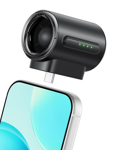 【強力送風・17000回転/分】この最新設計のスマホファンは、最高17000回転/分のブラシレスモーターと集中気流ダクトを搭載し、最大風速11m/sの高速空気流を実現しています。コンパクトなボディからは想像できないほどの風量で、顔や首元の熱気を効率的に逃がします。炎天下の通勤時、駅からオフィスまでの徒歩移動中、テーマパークでの待ち時間、観光地での休憩中でも、しっかりとした涼しさを感じられます。 【超小型軽量38g・内蔵ストラップ付き】このミニ扇風機はサイズ約5.3x4.9x3.7cm、重量わずか約38g。ポケットや小さなバッグにもすっきり収まる超コンパクトボディです。さらに、本体に内蔵されたストラップは、バッグやリュック、ベルトループに簡単に引っ掛けられる便利な設計。持ち運び時に場所を取らず、必要な時にスッと取り出せます。通勤時の混雑した電車内、ショッピング中のレジ待ち、旅行先での移動中でも、かさばらずに携帯でき、すぐに涼しさを実感いただけます。