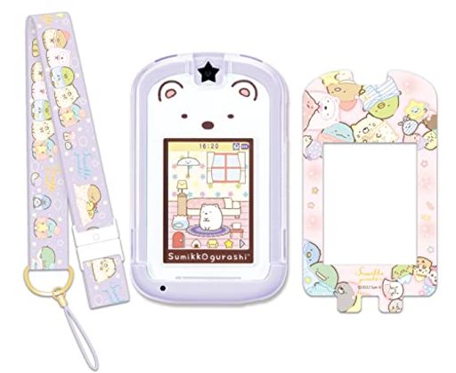 たくさん遊んでお勉強もできる56アプリを搭載したすみっコぐらしのきせかえスマホトイ。きせかえカードで画面のすみっコがチェンジ! すみっコぐらしPhoneがもっと楽しめる「ネックストラップ」と、アプリやアイテムがもらえる「きせかえカード」が付います。 使用電池:単4形アルカリ乾電池x4個(別売) 対象年齢:6歳以上 セット内容:すみっコぐらしPhone本体x1個、操作ペンx1本、ネックストラップx1本、きせかえカードx3枚(両面)、取扱説明書x1枚 San-X Co., Ltd. All Rights Reserved.