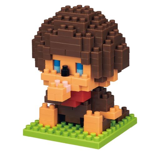 限定発売された「モンチッチ」がパッケージリニューアルして復刻!! 「モンチッチ」は1974年に株式会社セキグチより発売された、おしゃぶりポーズとそばかすが可愛らしいぬいぐるみ。 右手親指を咥えた代表的なポーズをナノブロックで再現しています。 10x10ポッチの土台付き。
