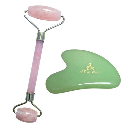 天然石カッサプレートとローズクォーツフェイスローラーの2件セット 2000+年の歴史&amp;伝統の知恵と現代人間工学に基づいたデザインで、フェイシャルマッサーに用い、シワやシミ、たるみ、ほうれい線などの改善に凄すぎる効果があると好評 小顔マッサージ、目の周りのマッサージ、胸元のリンパマッサージ、顔痩せエクササイズなどに。 お金をかけなくても、コツコツやれば成果が出すほうれい線対策、頬のたるみ対策、目尻のシワ対策、眉間の皺対策、おでこのシワ対策など、そんな願いが叶えられた美顔セット 引き締め効果から血行を良くする効果など女性に嬉しい効果満載の天然石パワーストーン製で、欧米で大人気