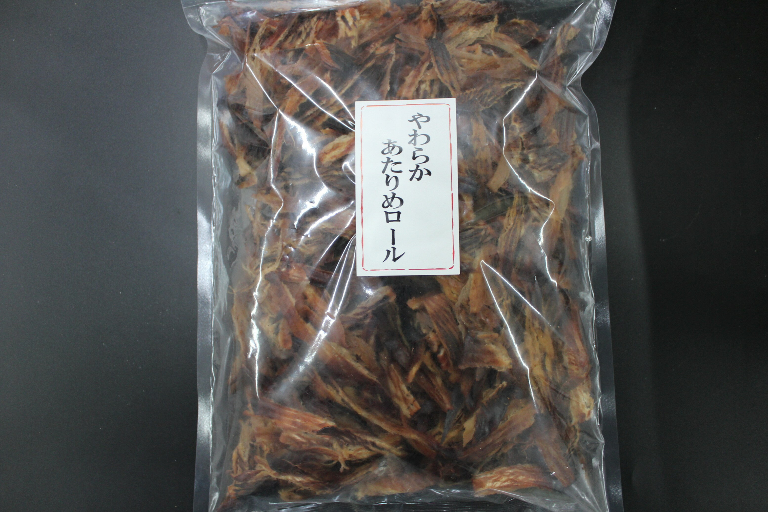 ソフトですから程よく柔らかく幅広い年齢層に支持される人気商品です! 一番食べやすいイカのおつまみです♪あたりめにロールを掛けて更に食べ易く。 イカのそのままの美味しさを味わいください。 噛んでいくとイカの旨みが溢れ出る。 原材料：（いか（中...