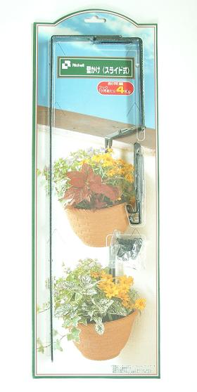 ベランダ等の手すりに壁掛け鉢・壁掛けポットを飾って楽しめるワイヤーフックです。※ベランダ等に設置する場合は、必ず内側に向けて設置してください。 サイズ：つり具B約125×63×20mm 　　　　　つり具D約428×95×20mm 　　　　　フックa約92×12×20mm 材質：つり具B、D/フックa　スチール(ポリエステル塗装) 　　　　ボルト、蝶ナット、ワッシャー：スチール(亜鉛メッキ) 耐荷重：フック1ヶ所あたり4kg つり具部品：ワッシャー3個、蝶ナット3個、ボルト3個入り
