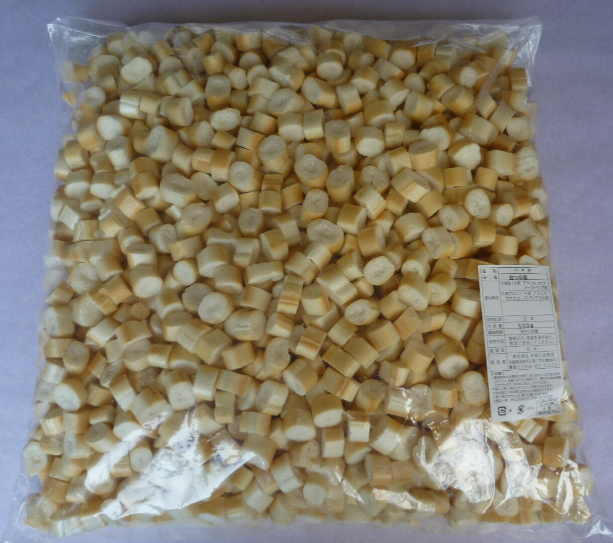 原材料は、輸入小麦を日本で製粉した小麦粉と、日本で製造した小麦グルテンです。 品質管理のもと小麦粉と小麦グルテンとを練り合わせ高温で焼麸を製造、おいしさと安全を追求し焼き上げた植物性蛋白質を多く含んだ自然食品です。 小麦粉の配合を多くして焼き上げているので、1粒の重さは重くなっています。 用途：みそ汁・お吸い物・酢の物・すきやき・煮物・鍋物・うどん・ソーメン・たまご丼等 ※※商品画像はイメージです。 メーカー都合等により、予告なくパッケージ、仕様（原材料、生産国、色、形状、サイズ等）の変更がある場合がございます。 あらかじめご了承ください。