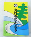 ギフト対応 収穫したわかめに活性炭をまぶした後、洗って活性炭を落とします。　 それを乾燥させ塩水で洗い再度乾燥させます。 紐のように細いものほど良質です。一般に（わかめの王様）と評価されています。 有名な鳴門の渦潮。 瀬戸内海と太平洋の干満の差によって生じる速い潮流が巨大な渦となる観光名所です。 そして、この厳しい自然現象は、海に育つものを鍛え、育んできました。 鳴門の鯛しかり、わかめの生育にも適した環境です。 豊穣なる海の恵みを蓄えたわかめ、中でもミネラル類（ヨード、カルシウム、鉄分など）や食物繊維が豊富です。 ※※糸わかめは活性炭で干してあるため、 　　水で戻した時に黒く濁る場合があります。 　　色ががでなくなるまでよく洗ってお使い下さい。商品サイズ：24.0×33.0×7.5cm