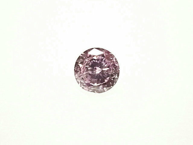 サイズ 2．13－2．19（×1．17）mm 重量 0．035ct カラー FANCY　LIGHT PURPLISH　PINK クラリティ I1 色起源 天然 鑑定機関 中央宝石研究所ソーティング付0．035ct FANCY　LIGHT　PURPLISH　PINK I1　ピンクダイヤモンド　ルース 愛らしい、2mmアップの、 パープリッシュピンク ダイヤモンド！ ガードル裏に 浅い生地不足による面キズ、 テーブル下など、幾つか 小ぶりのインクルージョンがありますが、 キラキラと 明るい煌めきを放って 肉眼で目立たず、美観を損ねておりません。 ライトよりも、ひと色 色の乗ったファンシーライト。 フェミニンな サイドストーンなどに、 ぜひ、お役立てください！ 中央宝石研究所ソーティング付 別途 ￥ 3，850にて、鑑定書作成承ります。